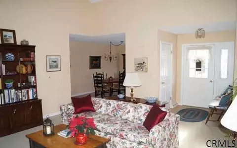 17 Standish Dr, Glenmont, NY 12077 photo 2