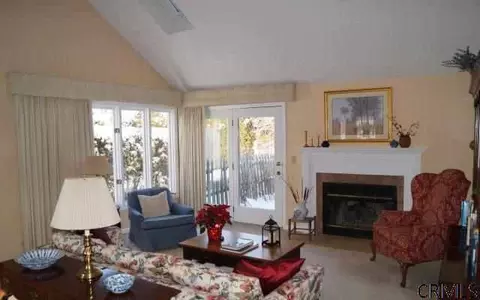 17 Standish Dr, Glenmont, NY 12077 photo 3