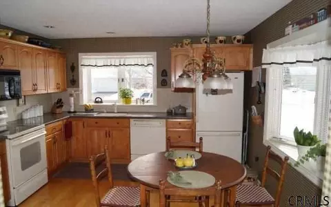 17 Standish Dr, Glenmont, NY 12077 photo 5