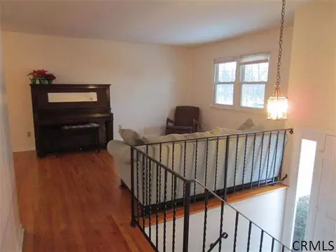 261 Hillcrest Ave, Schenectady, NY 12304 photo 2