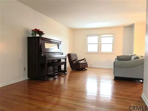 261 Hillcrest Ave, Schenectady, NY 12304 photo 3