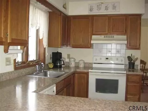 14 Timber Ln, Glenmont, NY 12077 photo 2