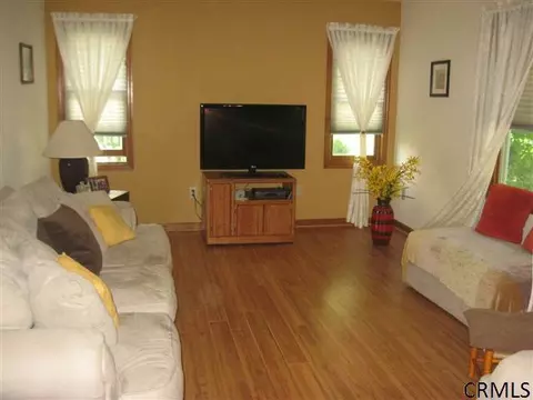 14 Timber Ln, Glenmont, NY 12077 photo 4