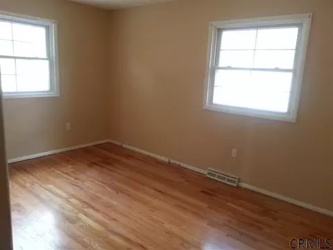1 Windsor Dr, Clifton Park, NY 12065 photo 4