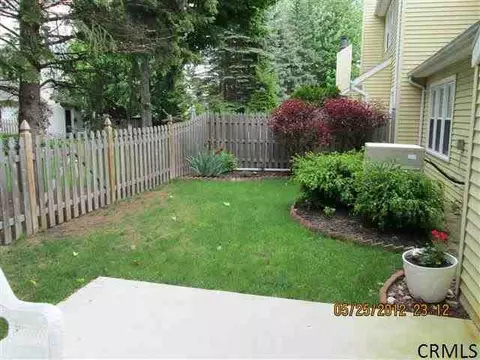 3 Standish Dr, Glenmont, NY 12077 photo 2