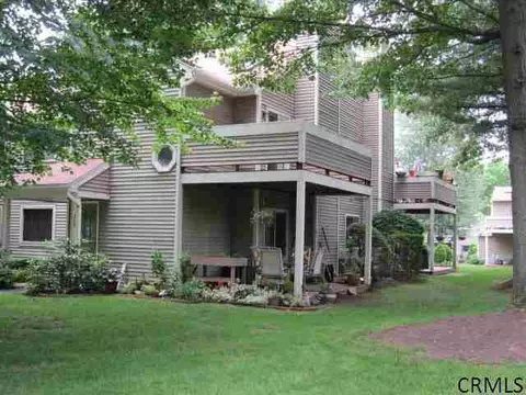 209 Grenadier Ct, Clifton Park, NY 12065 photo 1