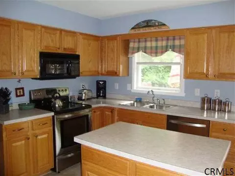 24 Eileen Ln, Glenmont, NY 12077 photo 17