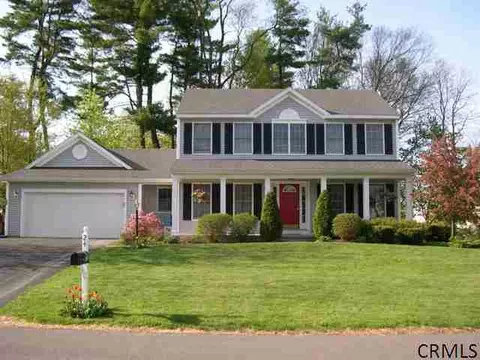 24 Eileen Ln, Glenmont, NY 12077 photo 1