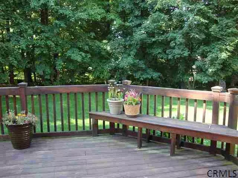 24 Eileen Ln, Glenmont, NY 12077 photo 4