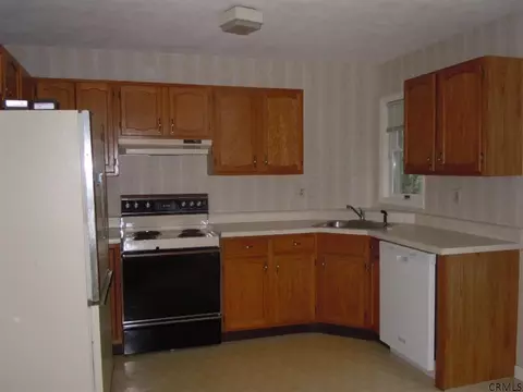 11 Oakleaf Dr, Clifton Park, NY 12065 photo 6