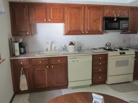 7 Taylor St, Schenectady, NY 12304 photo 4