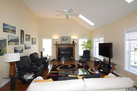 70 Fields End Dr, Glenmont, NY 12077 photo 4