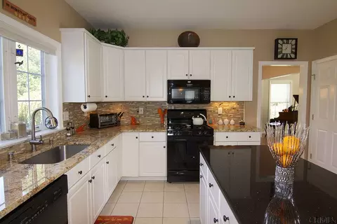 70 Fields End Dr, Glenmont, NY 12077 photo 8