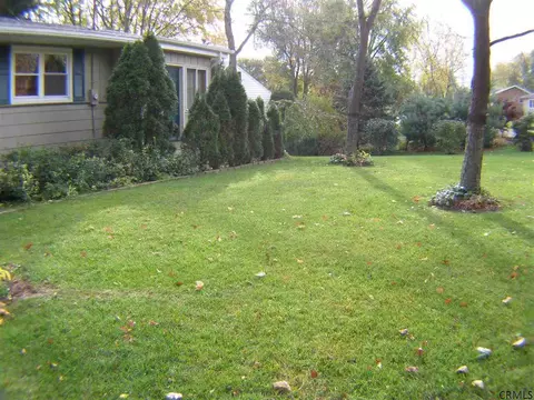 24 Mccombe Dr, Delmar, NY 12054 photo 2