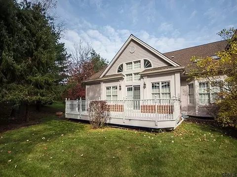 8 Devon Ct, Voorheesville, NY 12186 photo 2