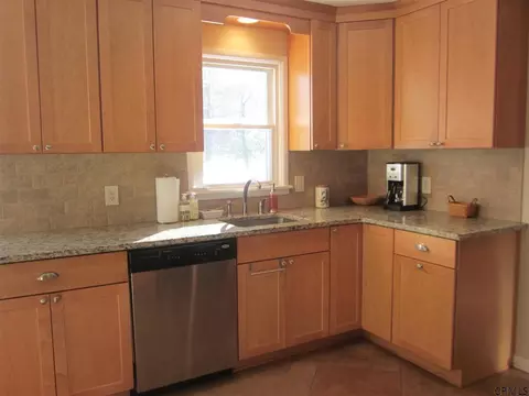 34 Wisconsin Ave, Delmar, NY 12054 photo 4