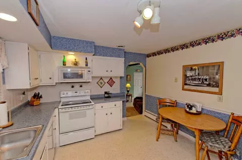 3 E Bayberry Rd, Glenmont, NY 12077 photo 3