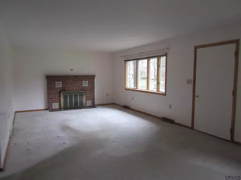 6 Wallace Dr, Delmar, NY 12054 photo 2