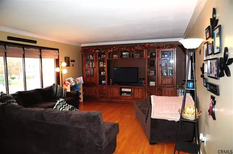3 Colomba Dr, Schenectady, NY 12306 photo 2