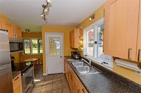 1032 Keyes Ave, Schenectady, NY 12309 photo 3