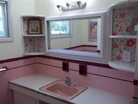 102 Pinehurst Pl, Schenectady, NY 12304 photo 9