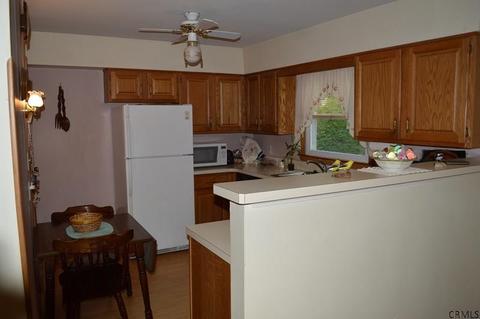 821 Ashmore Ave, Schenectady, NY 12309 photo 4