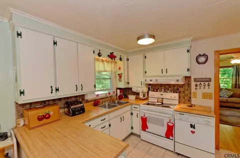 37 Upper Parker Rd, Selkirk, NY 12158 photo 11
