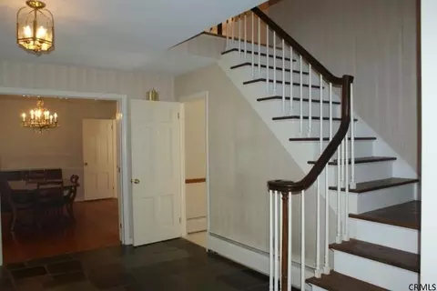 18 Macaffer Dr, Menands, NY 12204 photo 2