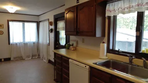 1043 Keyes Ave, Schenectady, NY 12309 photo 4