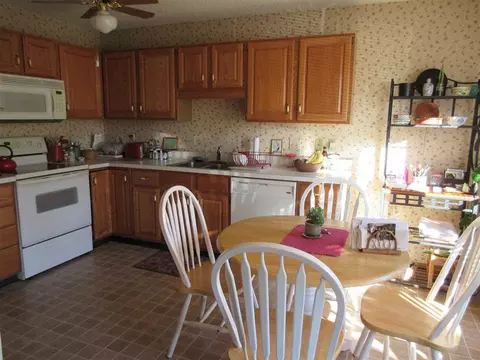 5 Constitution Dr, Glenmont, NY 12077 photo 2