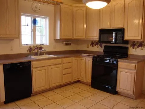 71 Patterson Dr, Glenmont, NY 12077 photo 8