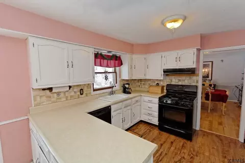 35 Algonquin Rd, Clifton Park, NY 12065 photo 9