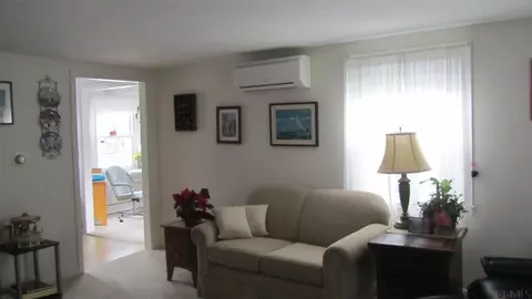 4 E Bayberry Rd, Glenmont, NY 12077 photo 3
