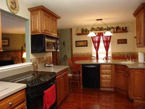 30 Mapleridge Ave, Clifton Park, NY 12065 photo 2