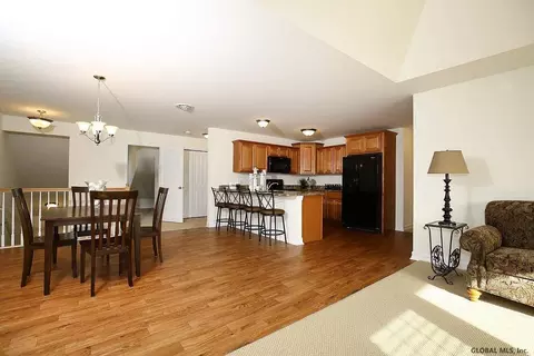 206 Paddock Cir, Schenectady, NY 12306 photo 6