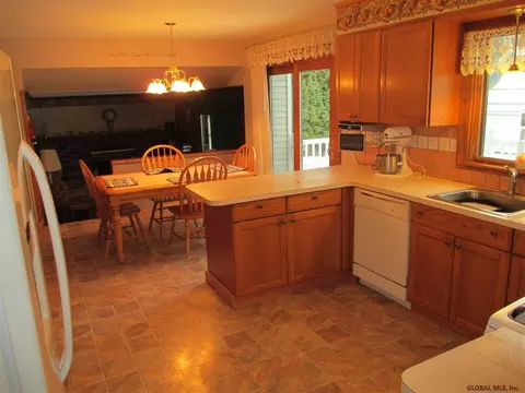 38 Memory Ln, Schenectady, NY 12306 photo 3