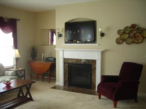 27 Covington Dr, Mechanicville, NY 12118 photo 2