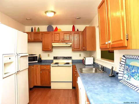 4 Oakleaf Dr, Clifton Park, NY 12065 photo 2
