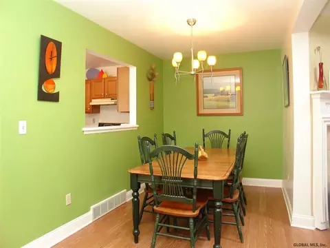 4 Oakleaf Dr, Clifton Park, NY 12065 photo 3
