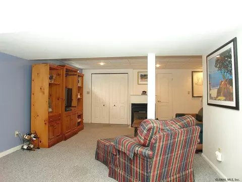 4 Oakleaf Dr, Clifton Park, NY 12065 photo 9