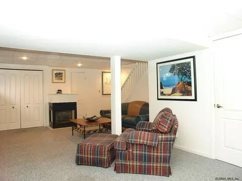 4 Oakleaf Dr, Clifton Park, NY 12065 photo 8