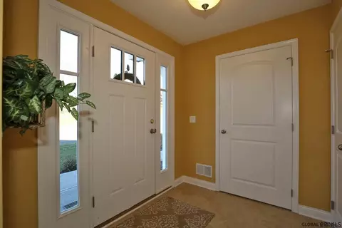 123 Paddock Cir, Schenectady, NY 12306 photo 4
