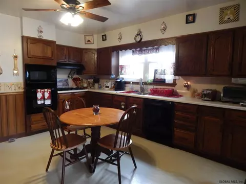 844 Decamp Ave, Schenectady, NY 12309 photo 4