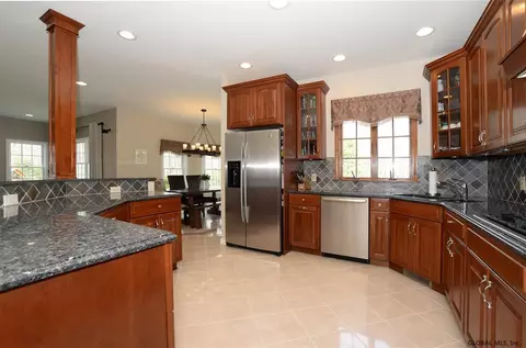 33 Devonshire Way, Clifton Park, NY 12065 photo 10