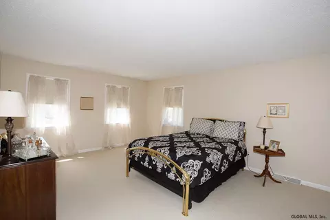 28 Wander Ct, Glenmont, NY 12077 photo 13