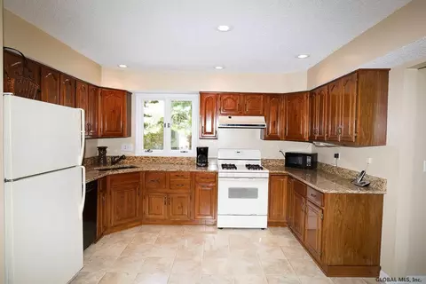 28 Wander Ct, Glenmont, NY 12077 photo 8