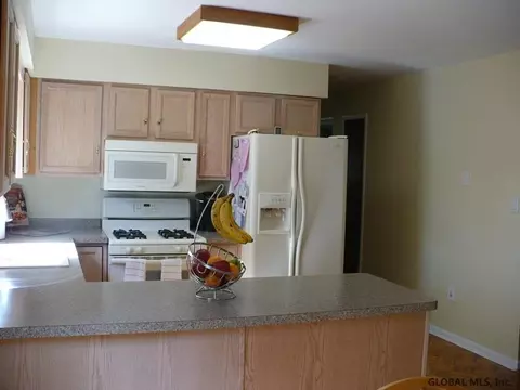 8 Carr Rd, Saratoga Springs, NY 12866 photo 3