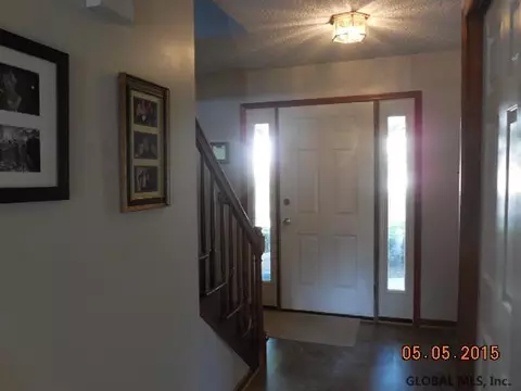 27 Chrisken Dr, Glenmont, NY 12077 photo 3