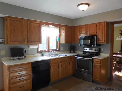 27 Chrisken Dr, Glenmont, NY 12077 photo 7