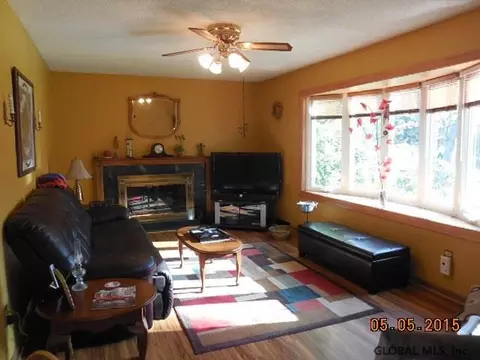 27 Chrisken Dr, Glenmont, NY 12077 photo 8